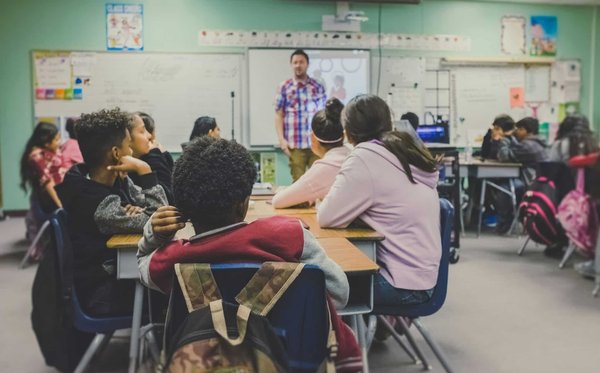 Comment enseigner l'économie de manière interactive et engageante ?