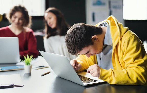 Comment les technologies d'assistance peuvent-elles améliorer l'accès à l'éducation pour les personnes handicapées ?